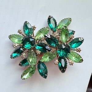 Vintage green floral brooch Women’s costume jewelry